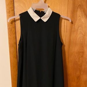 Black, sleeveless dress with a white color. Perfect for formal occasions.
